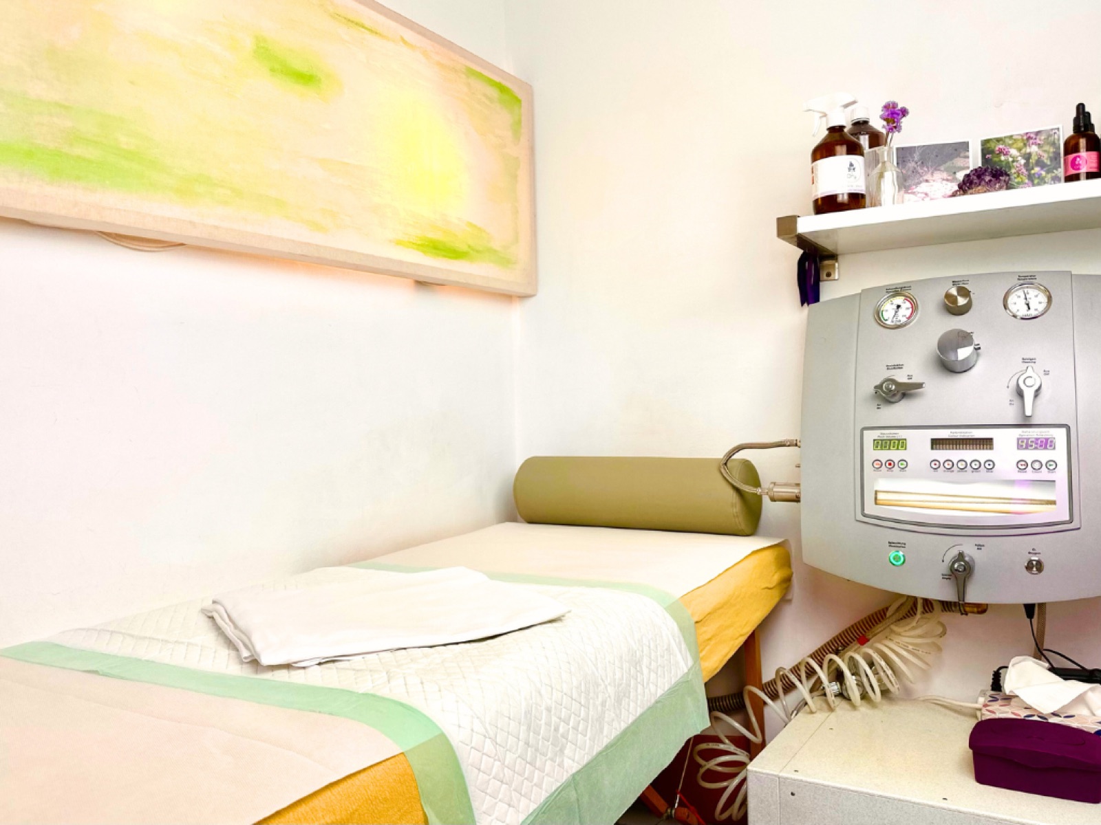 Treatment couch and modern colon hydrotherapy device